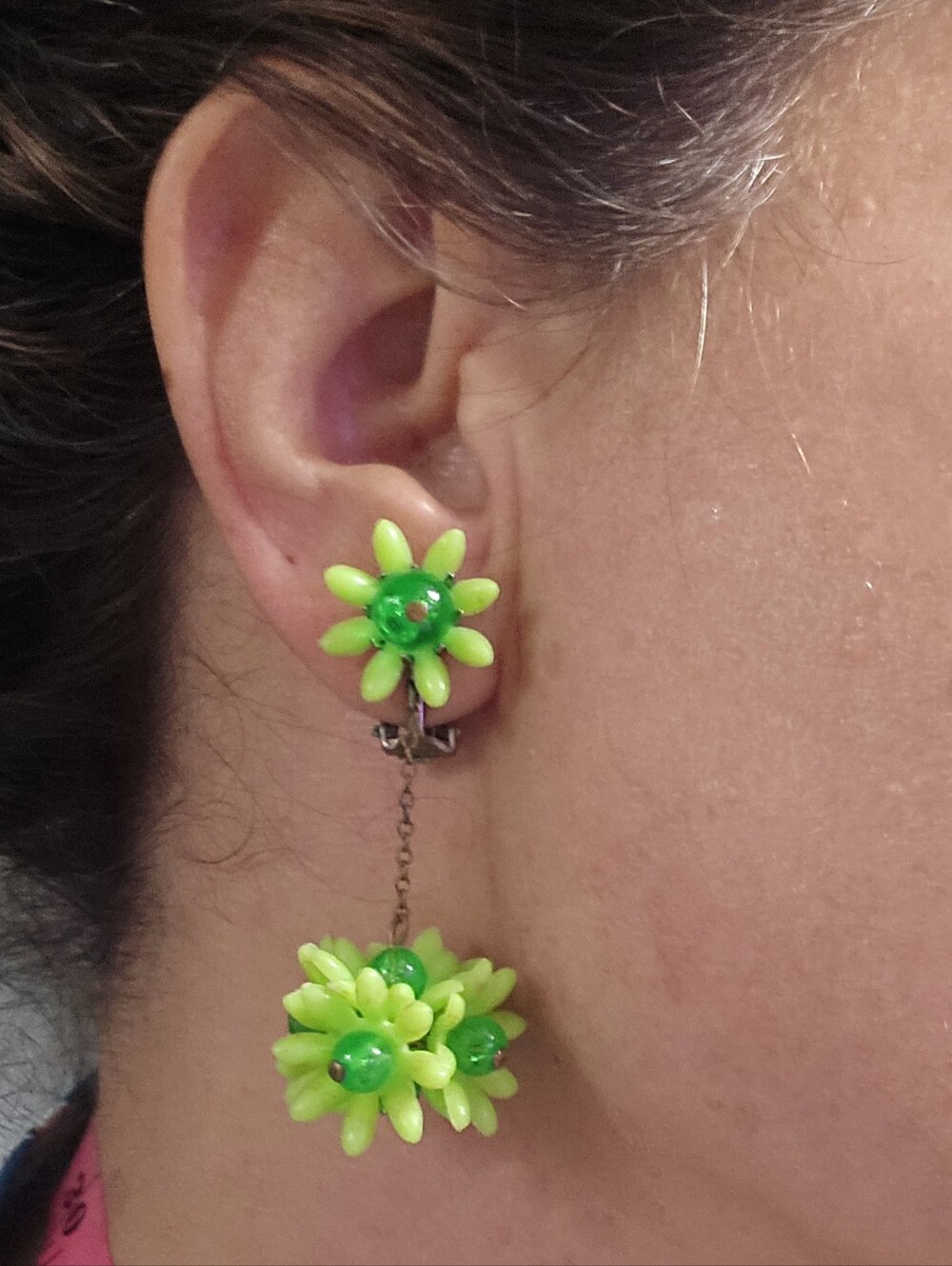 Vintage 60s Neon Green Floral Daisy Dangle Clip-On Kitschy Earrings - Picture 12 of 12
